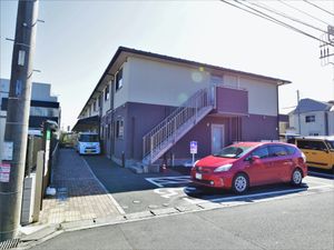 外観の建物と駐車場