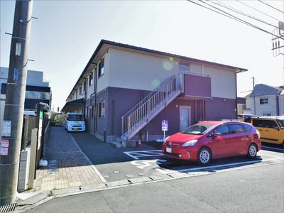 外観の建物と駐車場