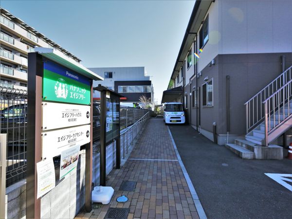 施設のエントランス看板
