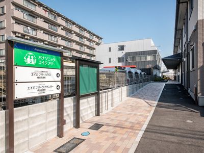 案内看板と建物の外観