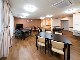 明るい共用リビング空間