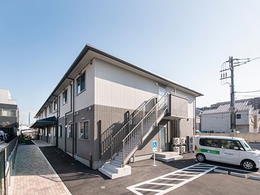 建物外観と駐車場  
