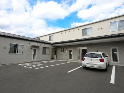 広々とした駐車場の外観