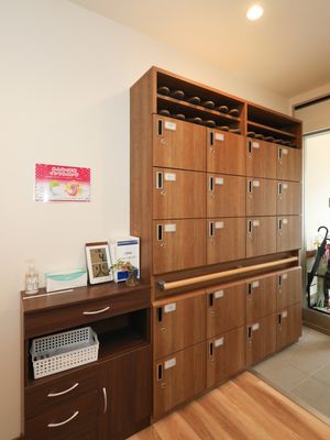 整理された木製ロッカー棚