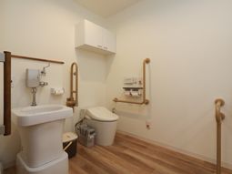 バリアフリー対応のトイレ空間