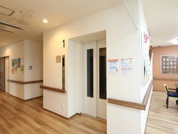 廊下とエレベーターの空間