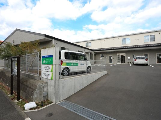 施設の駐車場と外観