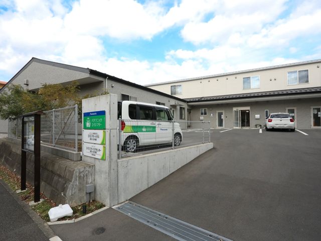 施設の駐車場と外観