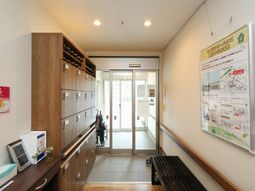 エントランスのロッカーと掲示物