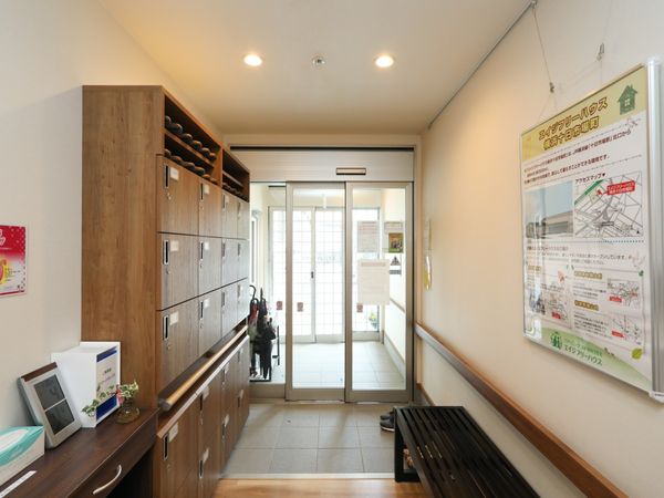 エントランスのロッカーと掲示物