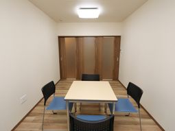 明るい居室のテーブルと椅子