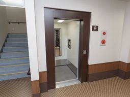 エレベーターと階段の入口