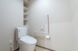 手すり付き清潔なトイレ