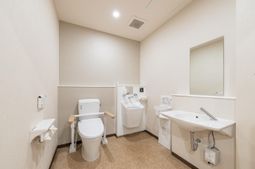 安全な手すり付きトイレ