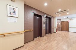 広々とした清潔なエレベーター