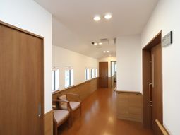 清潔感ある明るい廊下