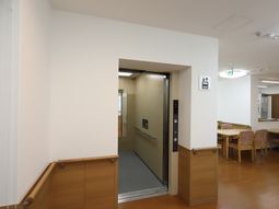 廊下のエレベーター前