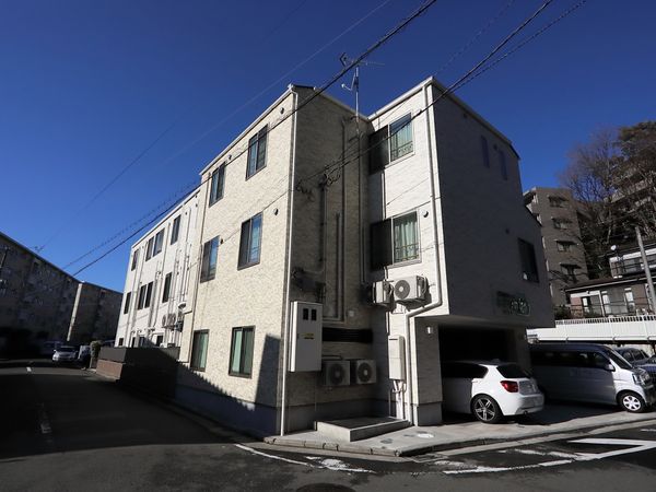 明るい日差しの外観