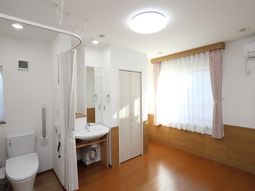 清潔なトイレと洗面所