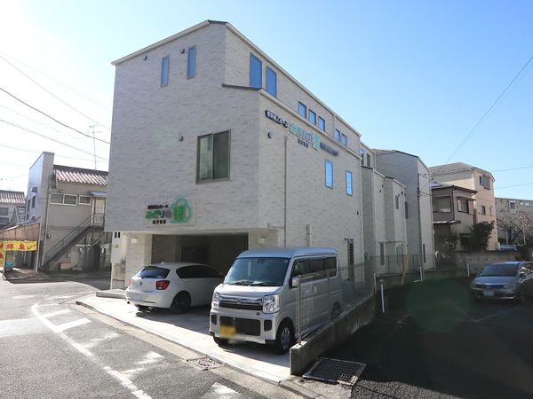 建物外観のはっきりした日中景