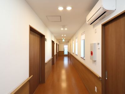 暖かい色合いの廊下