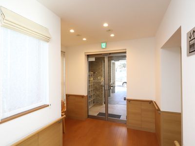 明るい廊下の入口部分
