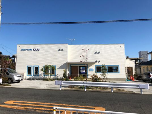 白い建物の外観