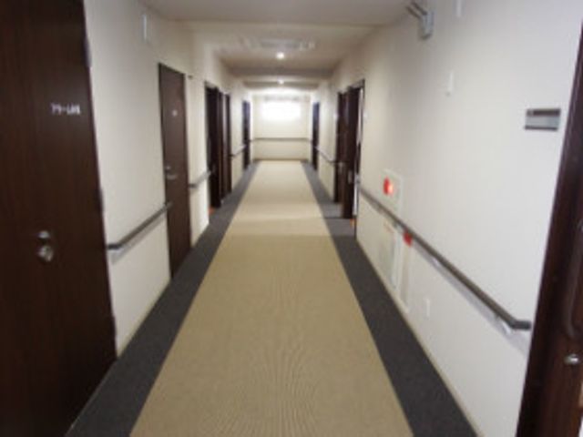 清潔感のある廊下 清潔で広々とした通路は、明るく落ち着いた雰囲気を演出しており、訪れる方々に安心感を提供しています。