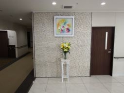 エントランスの花と絵画