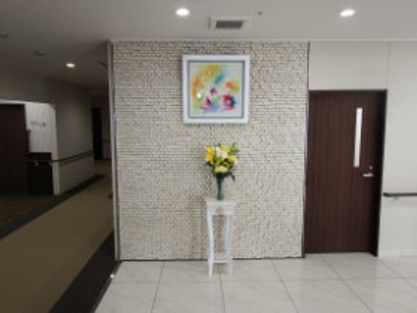 エントランスの花と絵画