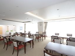 広々とした明るい食堂