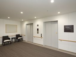 エレベーター前の待合スペース