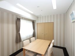 居室のテーブルと椅子