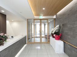 エントランスの明るい景観