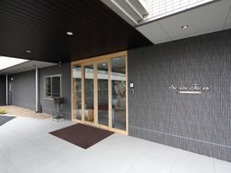 エントランス前の閑静な様子