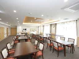 広々とした明るい食堂