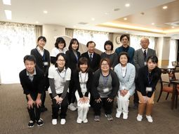 明るいダイニングのスタッフ集合