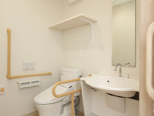 バリアフリートイレ設備 トイレ 手すりが付いた清潔感のあるトイレ空間です。利便性と安全性を考慮した設計で、様々な方のニーズに応えられるよう配慮されています。