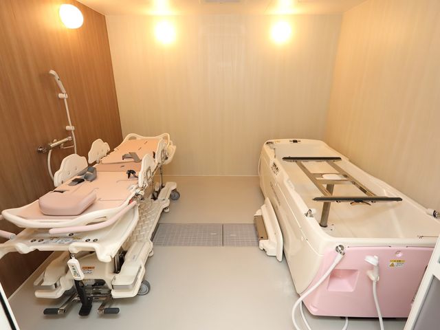 清潔な浴室設備 機械浴室 最新の介護用浴槽が設置された清潔な空間。安全に利用できる手すりも完備しております。