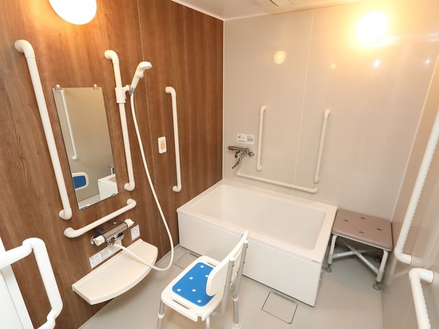 安全に配慮した浴室 浴室 手すり付きの浴室で、安心して利用いただける環境が整っています。椅子も設置され、ゆったりと入浴ができるようになっています。