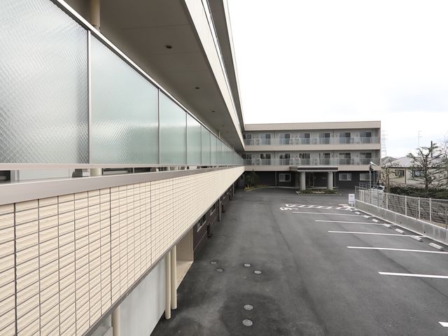 モダンな建物のエントランス 駐車場 清潔感があふれるモダンな建物エントランスです。広々とした敷地が迎え入れる心地よさを演出しています。