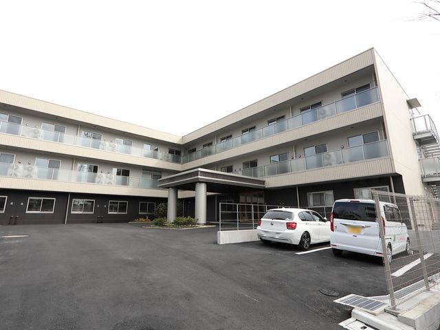 清潔感のある建物外観 外観 広々とした駐車スペースが完備されたモダンな建物です。働きやすい環境が整っており、明るい印象を受けます。