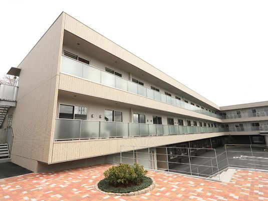 広々とした建物エクステリア