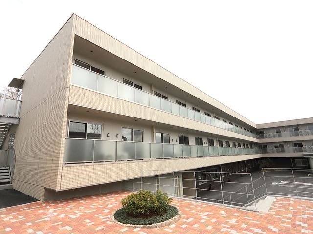 広々とした建物エクステリア 外観 モダンで広々とした施設外観です。整備された環境で働きたい方に適しています。