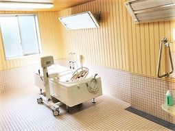 白いベッドがある明るい浴室