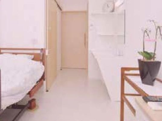 居室のベッドと洗面所