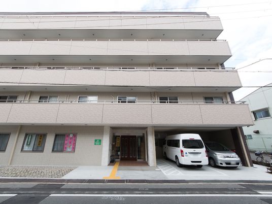 清潔感ある建物のエントランス