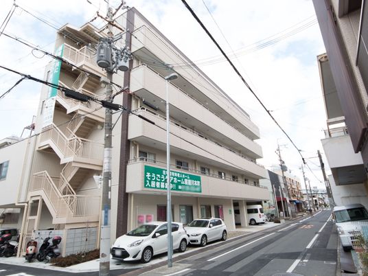多階層の建物外観