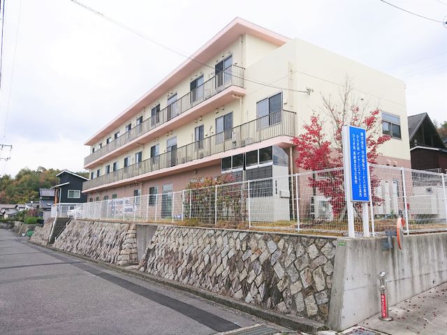 明るい建物の外観 外観 ゆったりとした外観の建物は、周囲の自然と調和しており、住み心地のよい環境が整っています。ケアを提供する場として、あなたの力を活かせる空間です。
