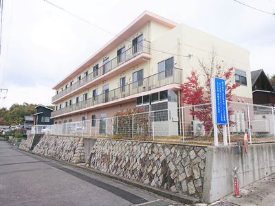 明るい建物の外観